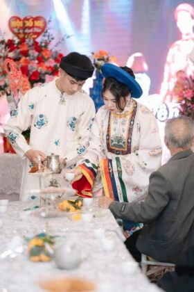 Mã thuê G20: Fullset Áo ngũ thân tay chẽn vải gấm in hoa văn ổ tròn màu trắng ngà (unisex)