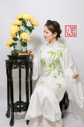 Thuê việt phục áo tấc lụa vân kim trắng in lá trúc vstyle