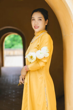 Mã thuê B86: Fullset áo Ngũ thân tay chẽn vải lụa vàng trơn (unisex)