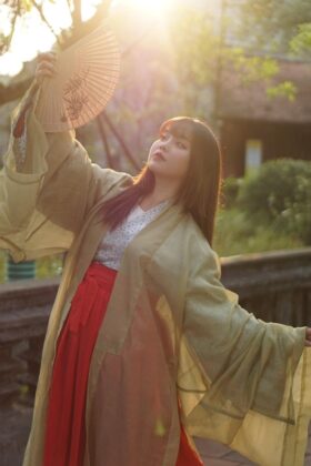 Mã thuê C24: Fullset áo Giao lĩnh gấm hoa quấn thường đỏ, khoác Đối khâm tơ xanh non (unisex)