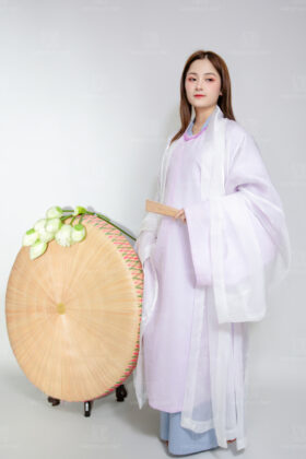 Mã thuê C15: Fullset áo Giao lĩnh quấn thường, Viên lĩnh tím nhạt, khoác Đối khâm tơ óng trắng (unisex)