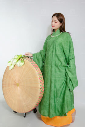 Mã thuê C18: Fullset áo Giao lĩnh tơ hoa xanh lá non, quấn thường cam (unisex)