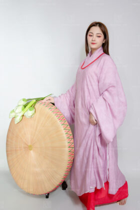 Mã thuê C20: Fullset áo Giao lĩnh tơ hoa tím nhạt, quấn thường đỏ (unisex)