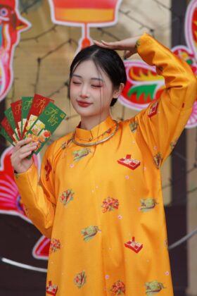 Mã thuê G39: Fullset Áo ngũ thân Tay chẽn in hoa văn Tết (bánh chưng) vàng - Unisex