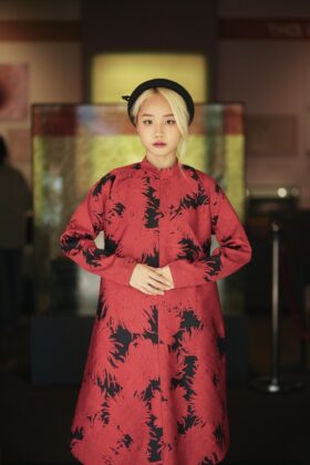 Mã thuê G35: Fullset Áo ngũ thân Tay chẽn gấm hoa văn cúc đại đóa đỏ đen (unisex)