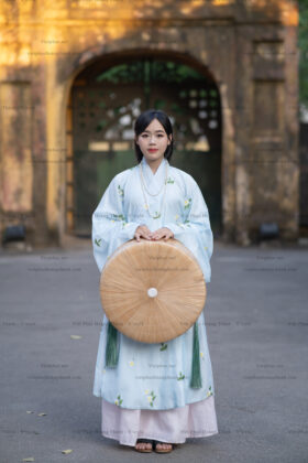 Mã thuê C43: Fullset áo Giao lĩnh tơ xanh trời thêu hoa, thường hồng (unisex)