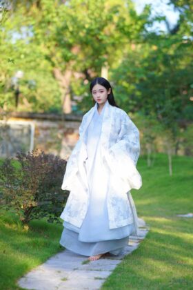 Mã thuê C36: Giao lĩnh sa hàn xanh trời, thường tơ xước xanh trời, khoác đối khâm hoa trắng