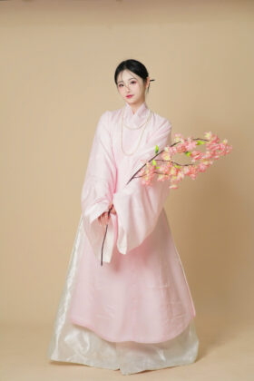 Mã thuê C42: Fullset áo Giao lĩnh tơ hoa cúc hồng lót trắng, quấn thường/váy quây, khoác đối khâm trắng (unisex)
