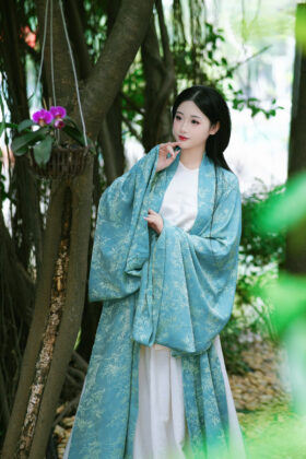 Mã thuê C47: Fullset áo Yếm, khoác đối khâm tơ Trúc Lam, quây thường trắng