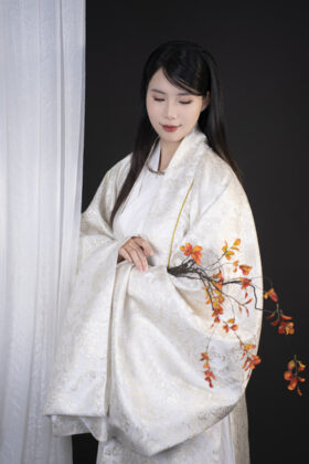 Mã thuê C52: Fullset Áo viên lĩnh trắng khoác đối khâm Hồ Điệp nhũ bạc, thường xước kim trắng (unisex)