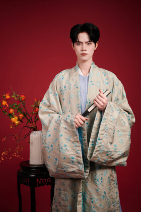 Mã thuê C33: Fullset áo Viên lĩnh tơ xước xanh trời, quấn thường đen, khoác đối khâm gấm nhũ Thủy Hoa