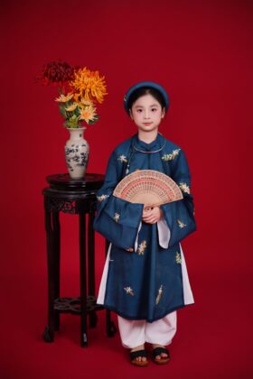 Mã thuê E16: Áo Tấc Trẻ em tơ xanh cổ vịt thêu hoa lá (unisex)